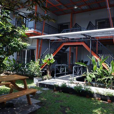 ZEN Rooms Adisucipto Airport Yogyakarta Exterior foto