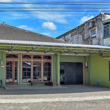 ZEN Rooms Adisucipto Airport Yogyakarta Exterior foto