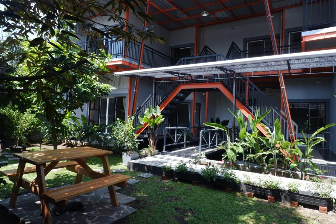 ZEN Rooms Adisucipto Airport Yogyakarta Exterior foto