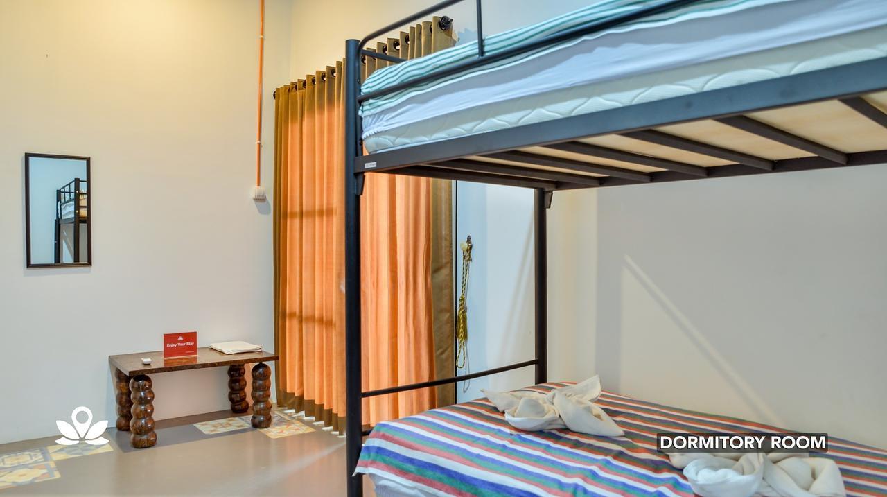 ZEN Rooms Adisucipto Airport Yogyakarta Exterior foto